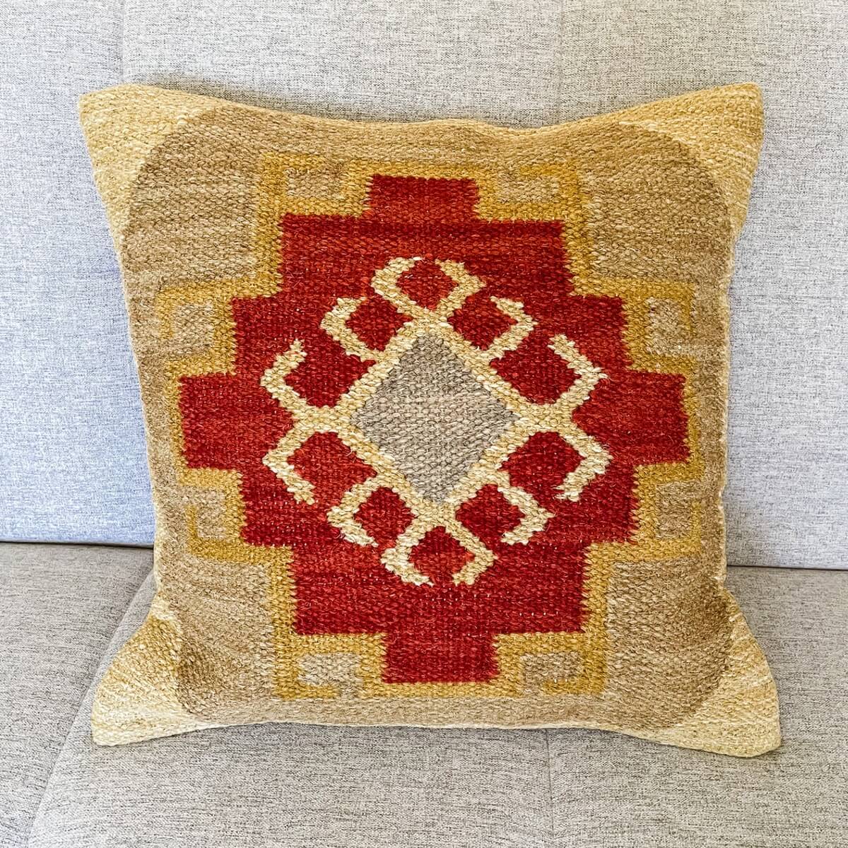 perna decorativa kilim Kohra pe canapea, model natural aztec