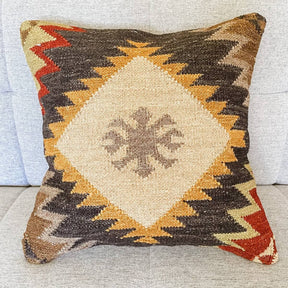 perna decorativa kilim shahsavan pe canapea
