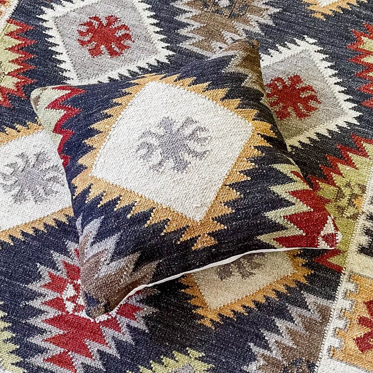 perna decorativa kilim shahsavan pe covor