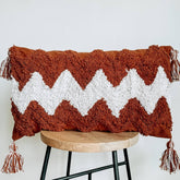 husa perna decorativa model plusat in zig-zag cu ciucuri