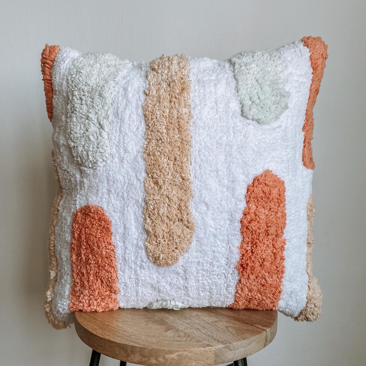 husa perna decorativa densa din bumbac plusat cu dungi multicolore 45x45