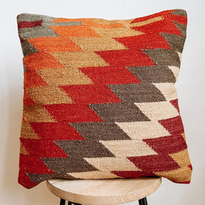 perna decorativa kilim din lana cu model aztec in culori vii alwar, mango+bloom