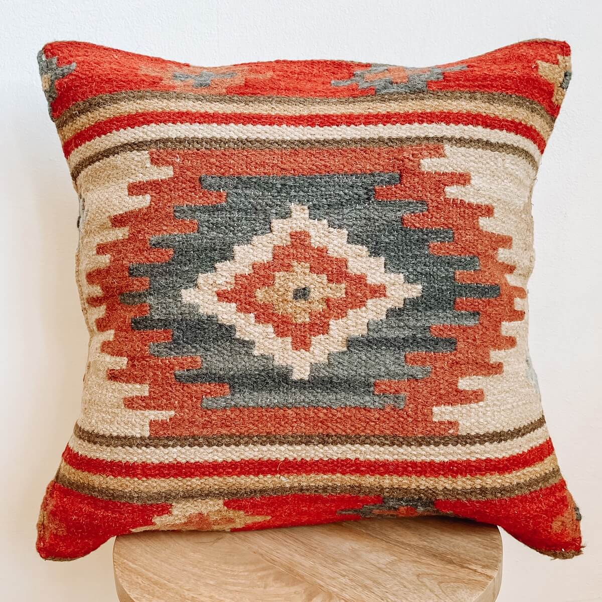 perna decorativa kashi creata manual din lana in culori spectaculoase cu model aztec, mango+bloom