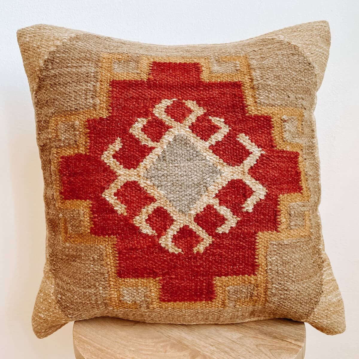 perna decorativa kilim din lana cu model aztec creata manual, mango+bloom