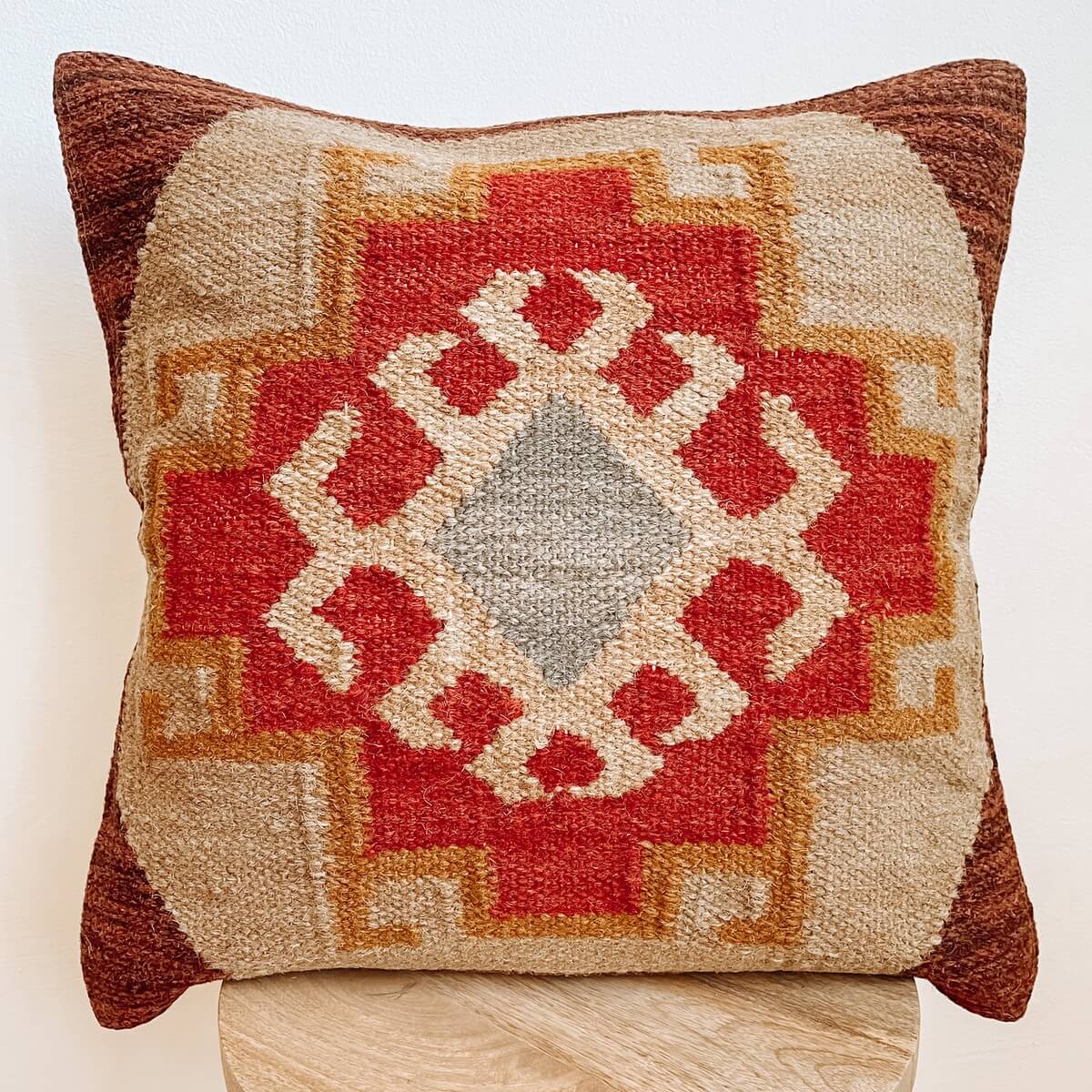 perna decorativa kilim creata manual din lana cu model aztec in culori pamantii, mango+bloom 