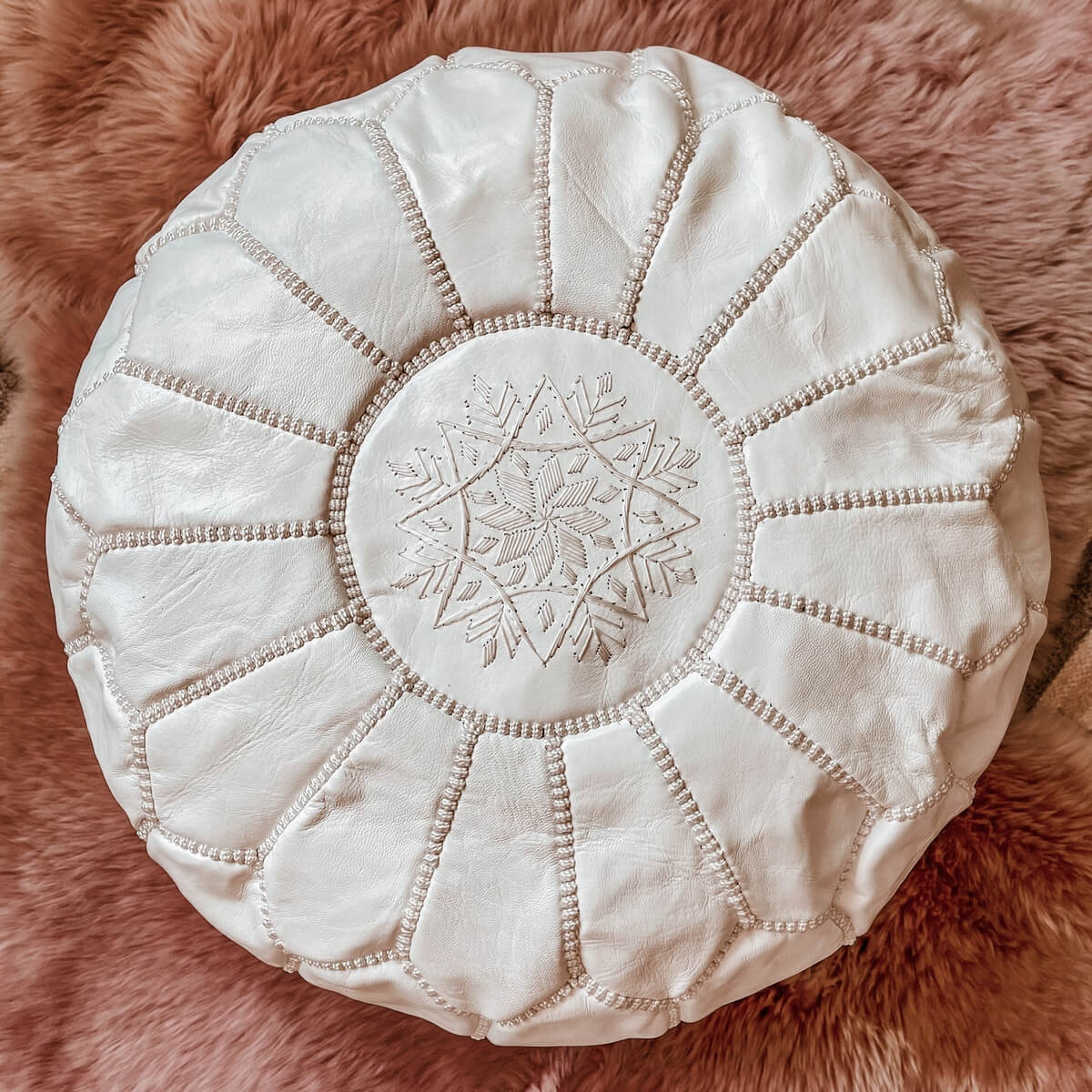 taburet puf marocan autentic din piele de capra de culoare alba