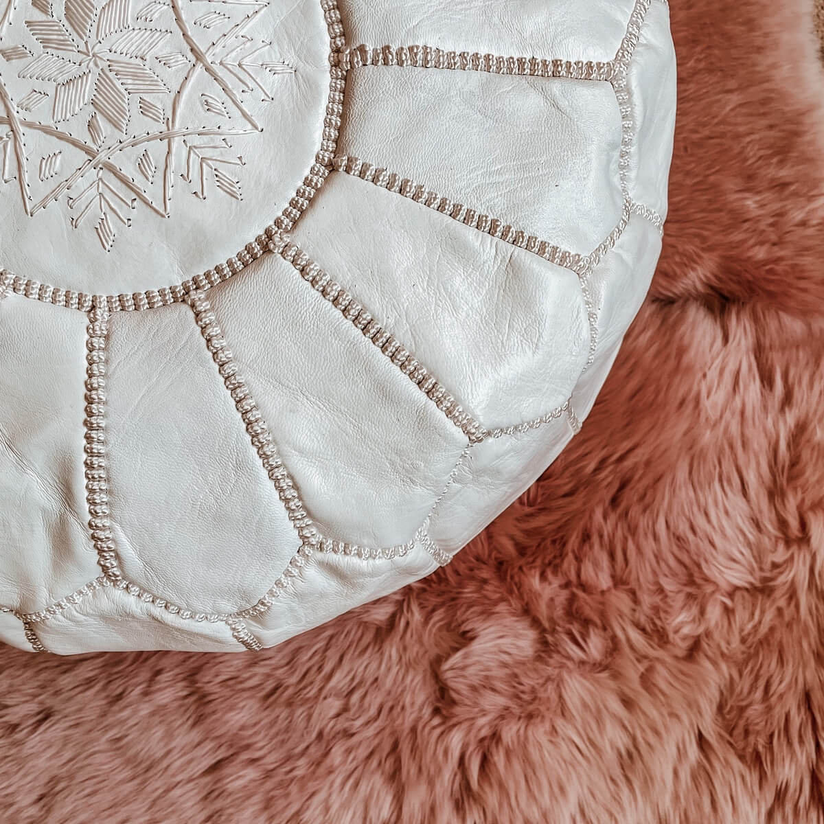 taburet puf marocan autentic din piele de capra de culoare alba zoom