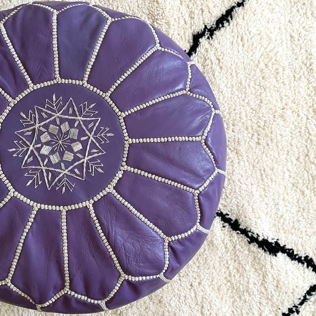 taburet puf marocan pentru fotoliu realizat manual din piele naturala culoare mov lila