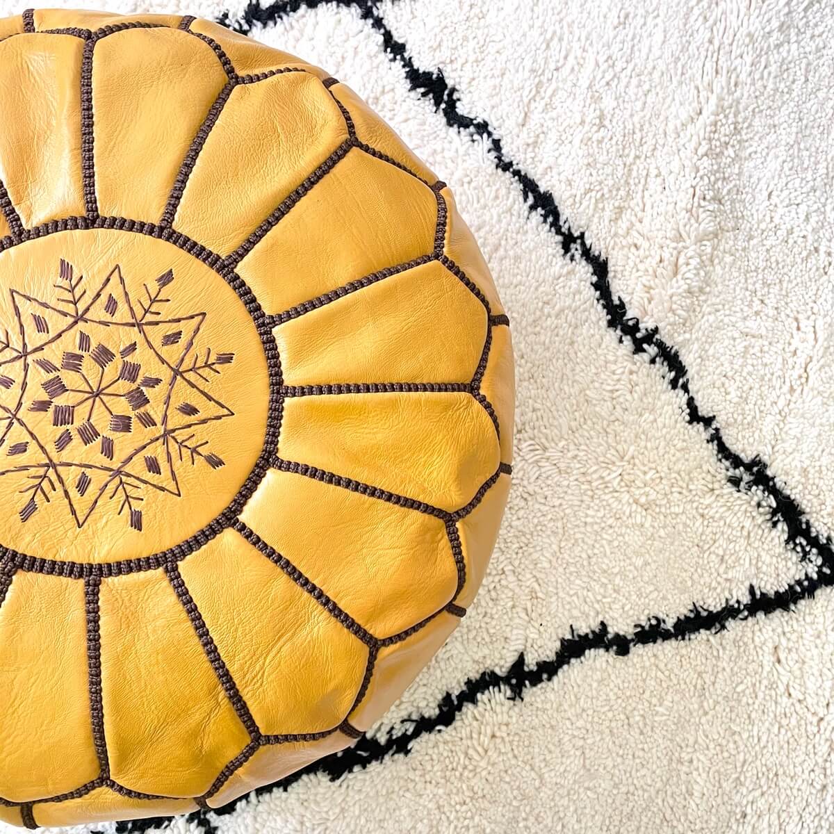taburet puf marocan din piele naturala creat si vopsit manual de artizani din maroc in culoarea mustar cu broderie contrastanta