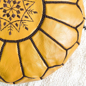 taburet puf marocan din piele naturala creat si vopsit manual de artizani din maroc in culoarea mustar cu broderie contrastanta