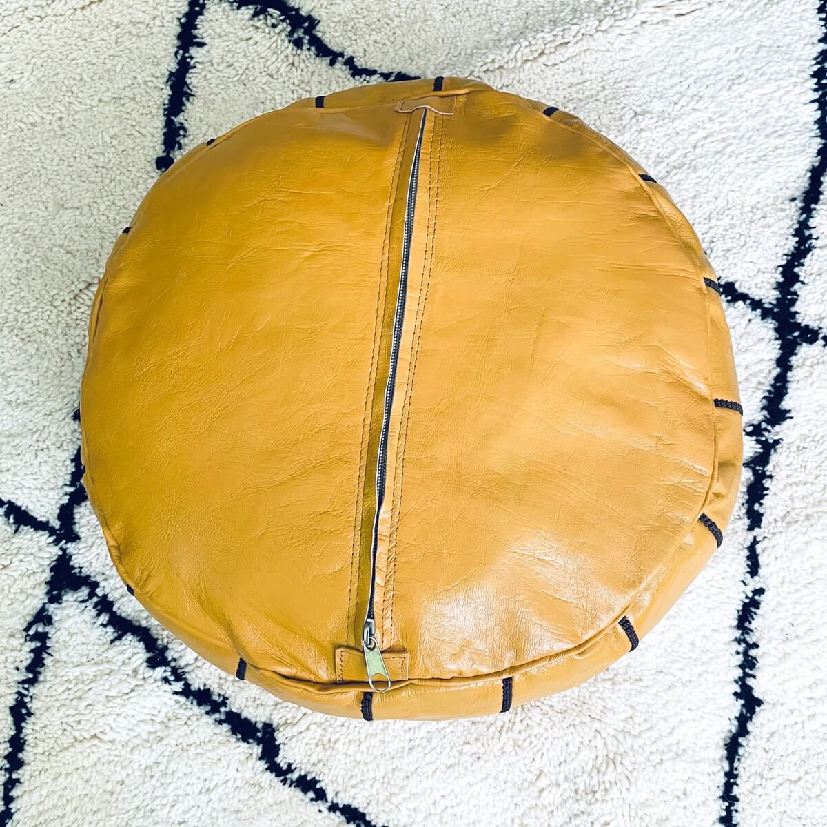 taburet puf marocan din piele naturala creat si vopsit manual de artizani din maroc in culoarea mustar cu broderie contrastanta