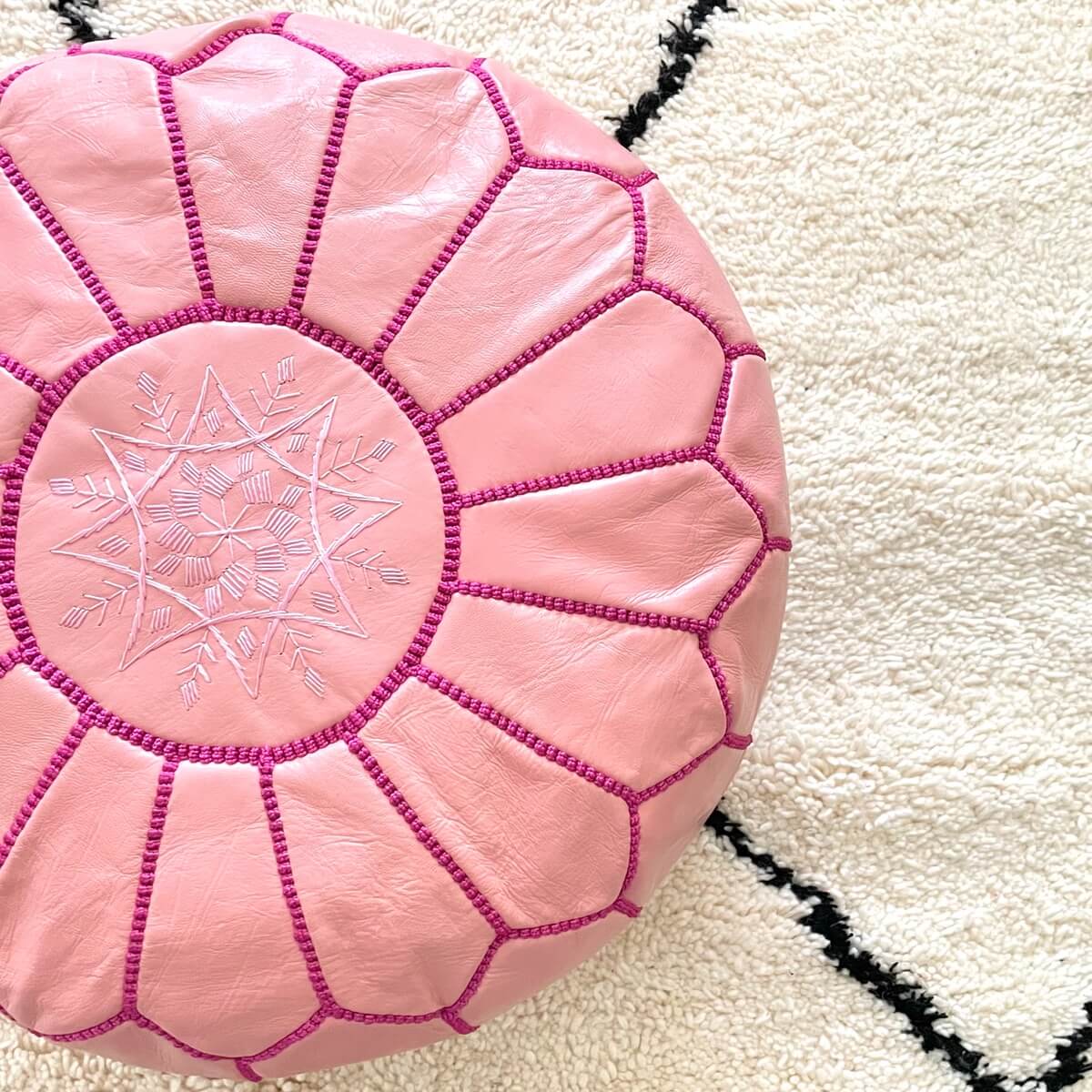 puf marocan din piele naturala creat manual in Maroc, culoare roz deschis