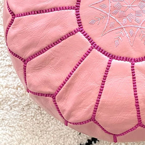 puf marocan din piele naturala creat manual in Maroc, culoare roz deschis